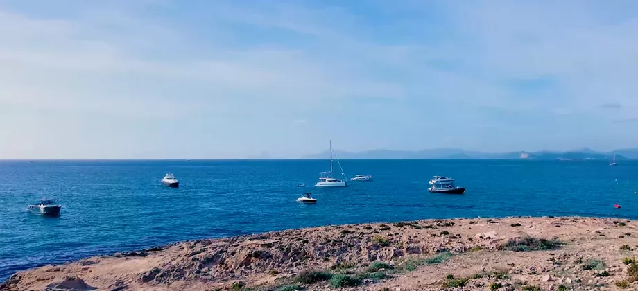 Ses Illetes beach frente a Ibiza